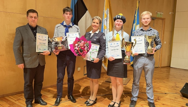 Tunnustuse pälvinud Alari Saega (vasakult), Remo Kuslapuu, Kadri Parts, Luna Eliise Vaher, Heikko-Hardi Reinhold. Foto: VÕRUMAA KODUTÜTRED JA NOORED KOTKAD